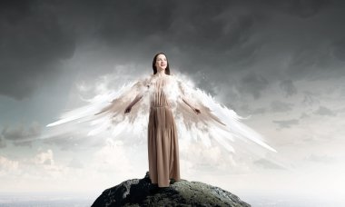 Yüksekten uçuyor melek kız