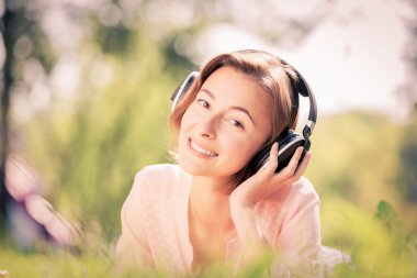 Park güneşli hafta sonu