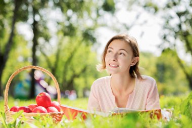 Park güneşli hafta sonu