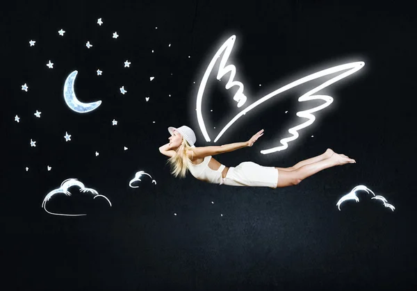 Gadis malaikat terbang tinggi — Stok Foto