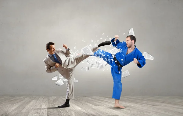 Karate hombre en kimino azul —  Fotos de Stock