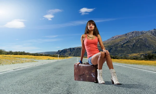 Pretty brunette retro hitchhiker — Stock Photo, Image