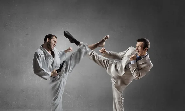 Karate mannen i vit kimino — Stockfoto