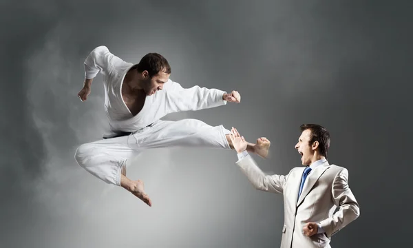 Karate mannen i vit kimino — Stockfoto