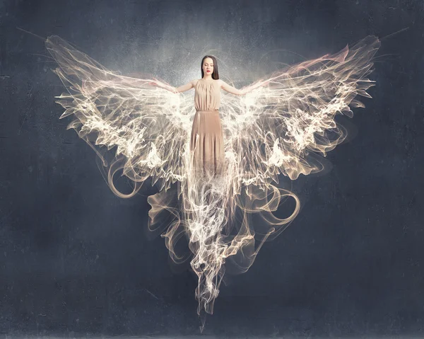 Engel meisje vliegen hoog — Stockfoto