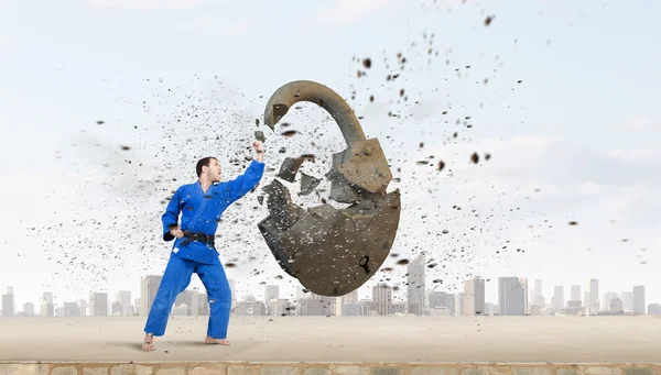 Karate man in blauwe kimino — Stockfoto