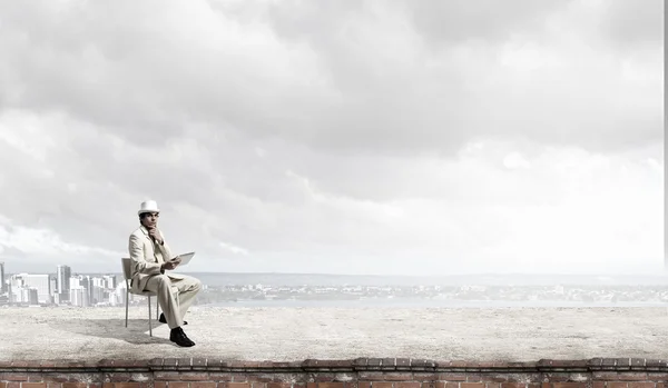 Muž v obleku a klobouk užívání tablet — Stock fotografie