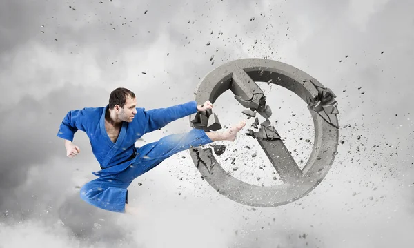 Karate man in blauwe kimino — Stockfoto