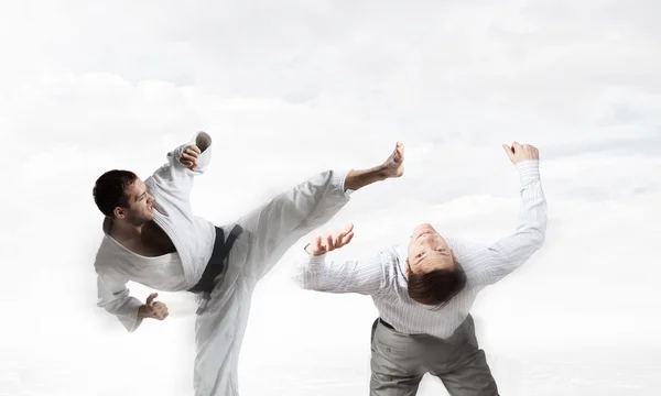Karate uomo in kimino bianco — Foto Stock