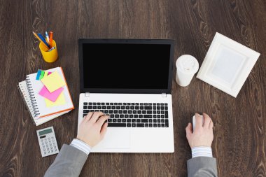 Ofis işyeri ofis, banka donatımı ve dizüstü bilgisayar ile