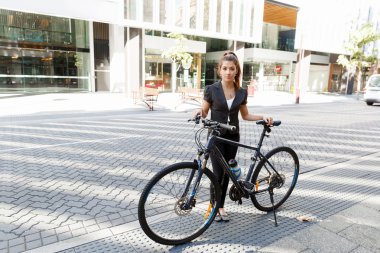 Genç kadın üzerinde bisiklet commuting