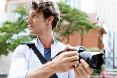 Erkek fotoğrafçı alarak resim