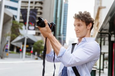 Erkek fotoğrafçı alarak resim