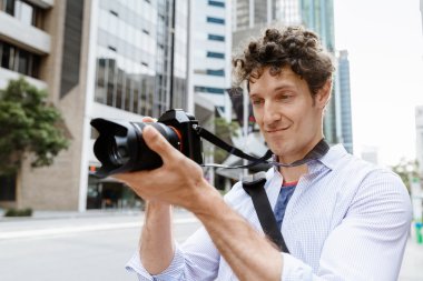 Erkek fotoğrafçı alarak resim