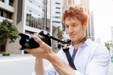 Erkek fotoğrafçı alarak resim