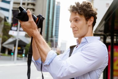 Erkek fotoğrafçı alarak resim