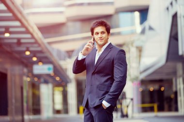 Açık havada kendinden emin bir iş adamının portresi.