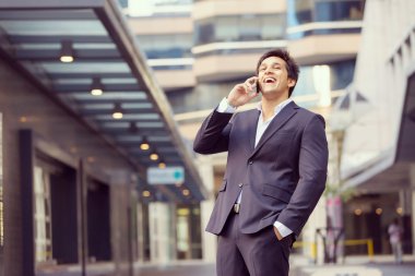 Açık havada kendinden emin bir iş adamının portresi.