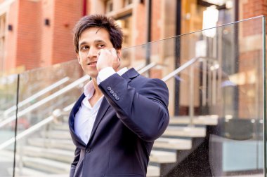 Açık havada kendinden emin bir iş adamının portresi.