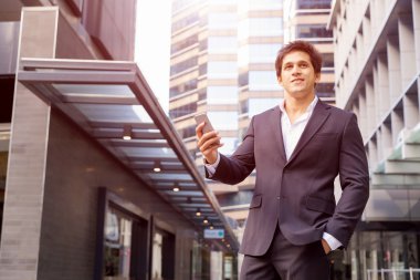 Açık havada kendinden emin bir iş adamının portresi.