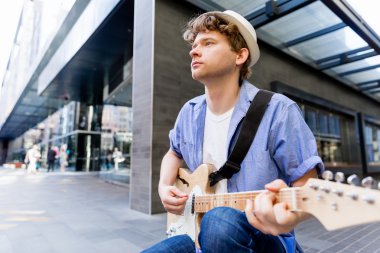 Gitar City ile genç müzisyen