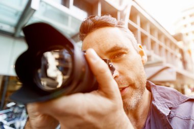 Erkek fotoğrafçı alarak resim