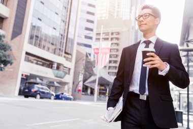 Bir şehirde kahve ile işadamı