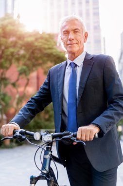 Başarılı bir iş adamı binicilik bisiklet