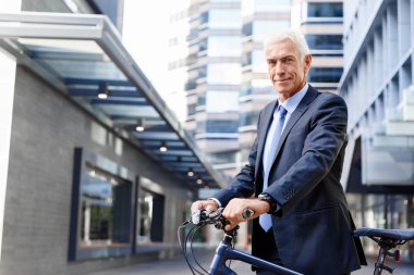 Başarılı bir iş adamı binicilik bisiklet