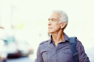 Yakışıklı olgun adam açık havada