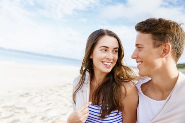 Sahilde oturup romantik genç Çift