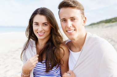 Sahilde oturup romantik genç Çift