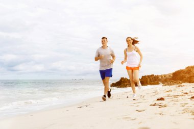 Kaçakçıları. Plajda çalışan genç Çift