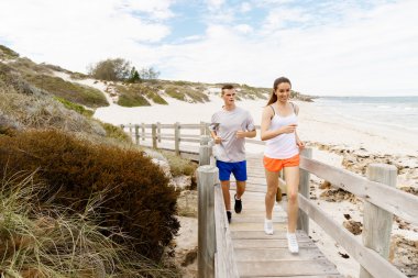 Kaçakçıları. Plajda çalışan genç Çift