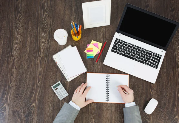 Büroarbeitsplatz mit Büromaterial und Laptop — Stockfoto