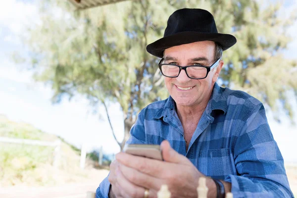 彼の携帯電話を持つ老人 — ストック写真