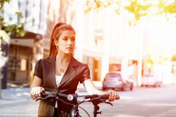 Mujer joven viajando en bicicleta — Foto de Stock