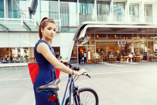 Mujer joven viajando en bicicleta — Foto de Stock