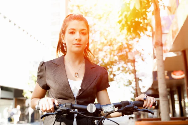 자전거 타고 출퇴근 하는 젊은 여자 — 스톡 사진