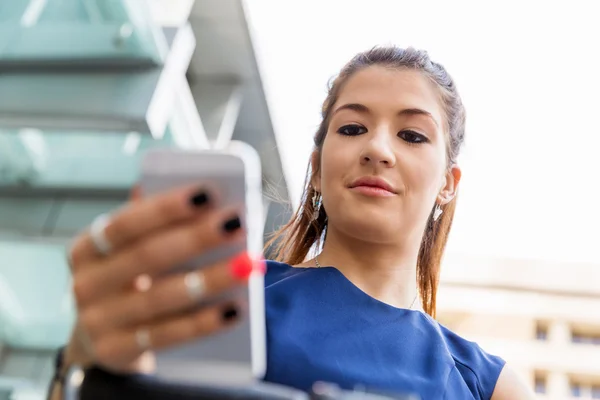 Zakenvrouw met een slimme telefoon — Stockfoto