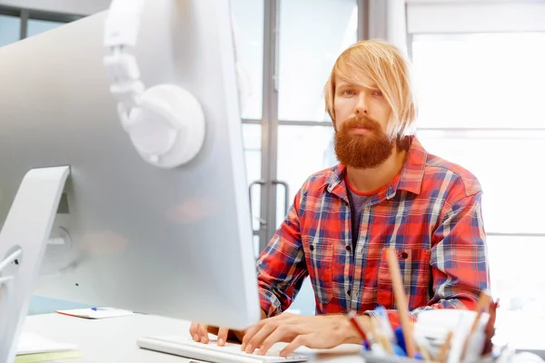 Stilig affärsman i office — Stockfoto