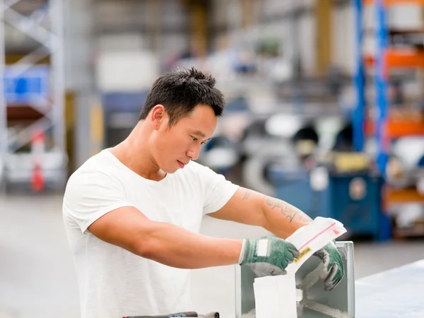 Asian worker in production plant on the factory floor — Stock Photo, Image