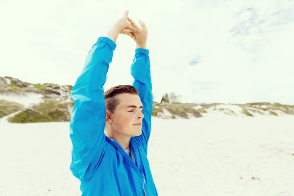 Man training on beach outside — Stock Photo, Image