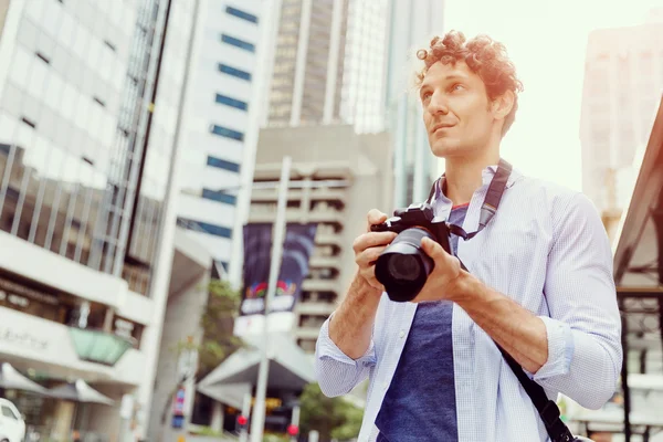 Fotógrafo masculino tomando fotos — Foto de Stock