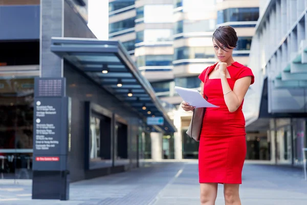 Portrait de femme d'affaires à l'extérieur — Photo