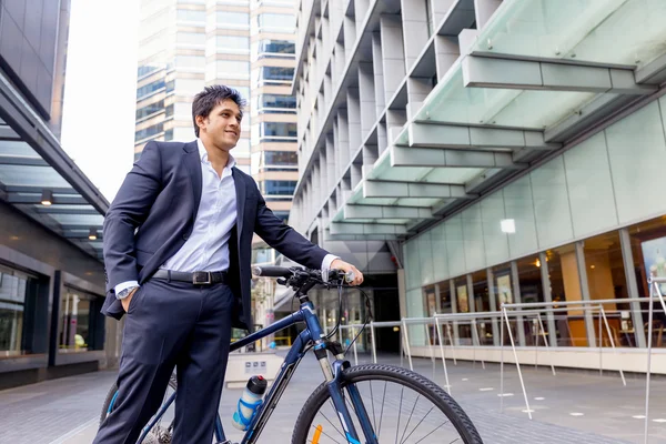 Başarılı bir iş adamı binicilik bisiklet — Stok fotoğraf