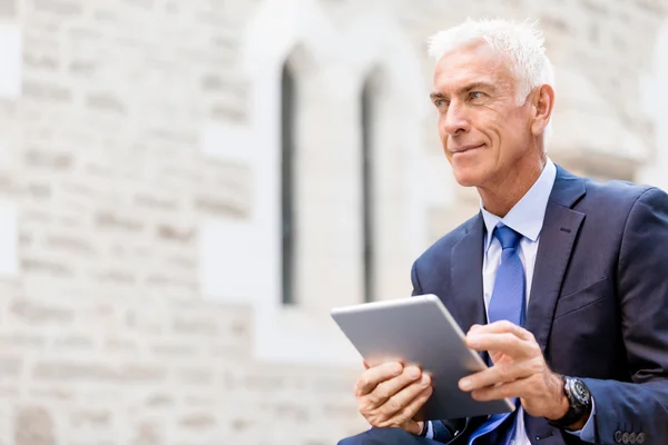 Senior zakenman bedrijf touchpad — Stockfoto