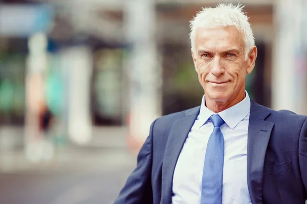 Retrato de empresario confiado al aire libre —  Fotos de Stock