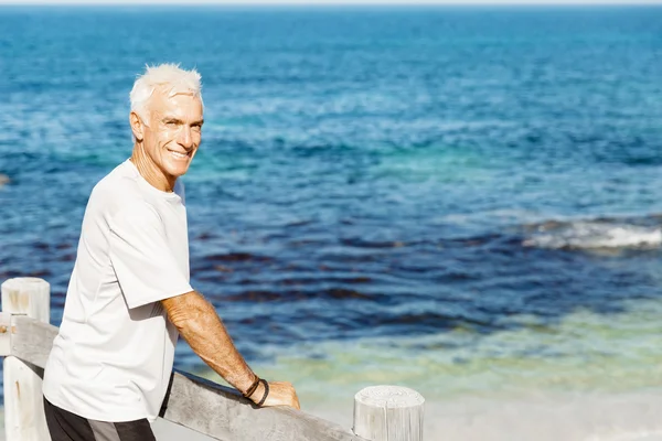 Man på stranden i sportkläder — Stockfoto