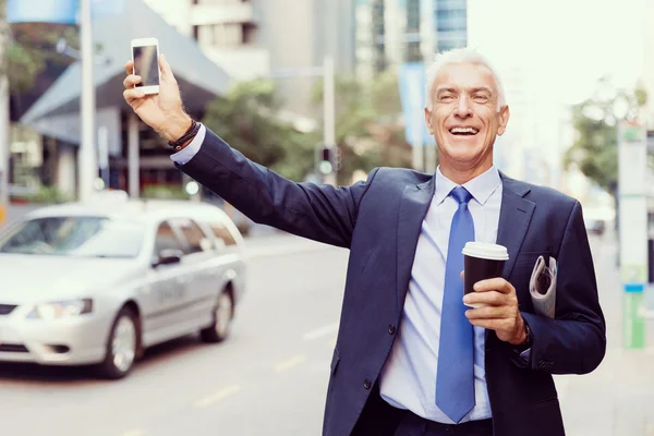 Empresario cogiendo un taxi en la ciudad — Foto de Stock